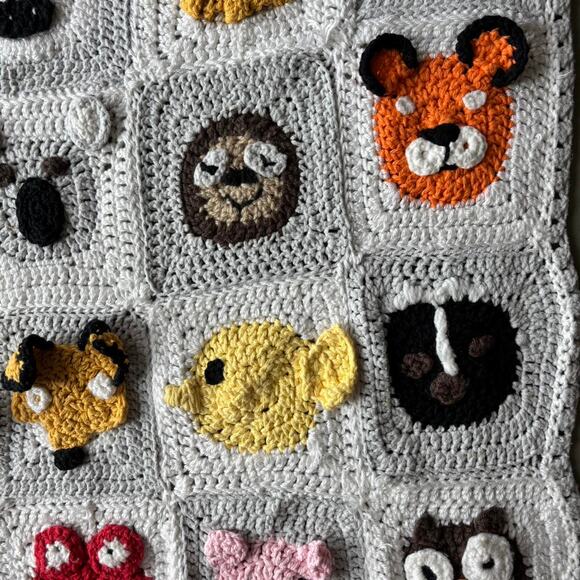 Adorable granny square crocheted childrens baby blanket - Picture 5 of 8